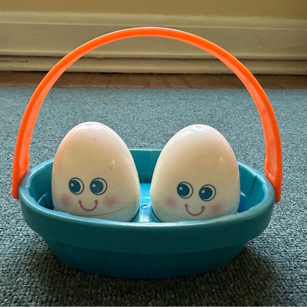 Fisher Price Wiggly Wobbly Eggs Shells Chick Blue Basket Handle 1034 VTG 1990